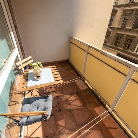 Apartment - Burggasse Wina Bagian luar foto